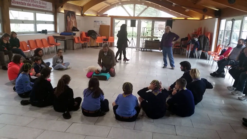 ragazzi seduti in semicerchio allo stage estivo 